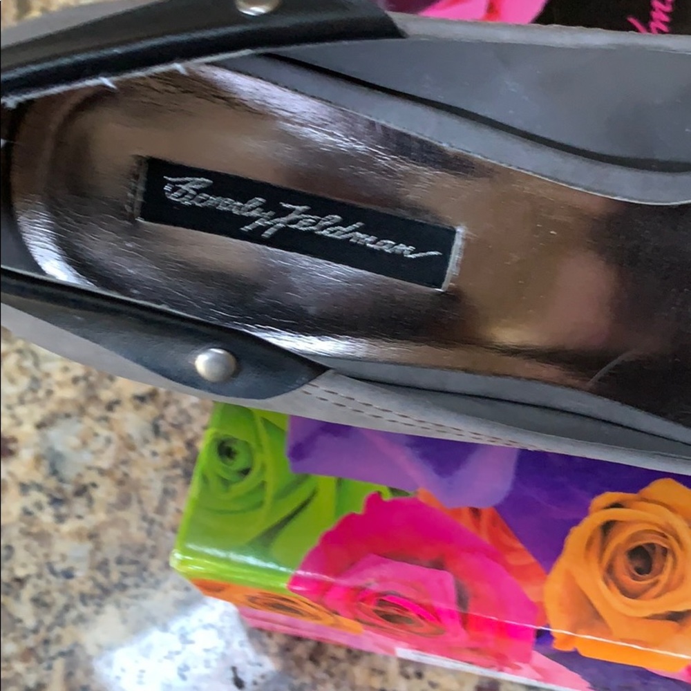 Shoes - Picture 4 of 4